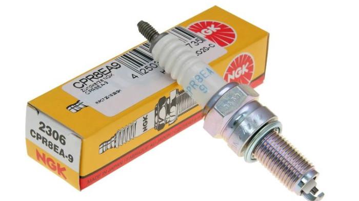 Ilustrasi kode produksi pada busi motor. (gridoto.com)