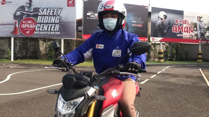 Ilustrasi memegang setang motor. (kompas.com)