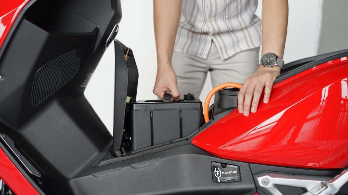 Ilustrasi memeriksa kondisi baterai motor listrik. (unitedmotor.co.id)