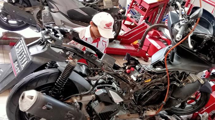 Ilustrasi memeriksa rangka motor. (kompas.com)