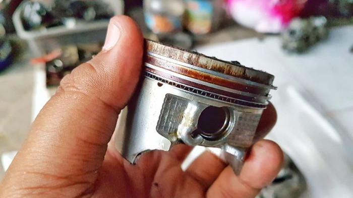 Ilustrasi memeriksa ring piston pada motor. (gridoto.com)