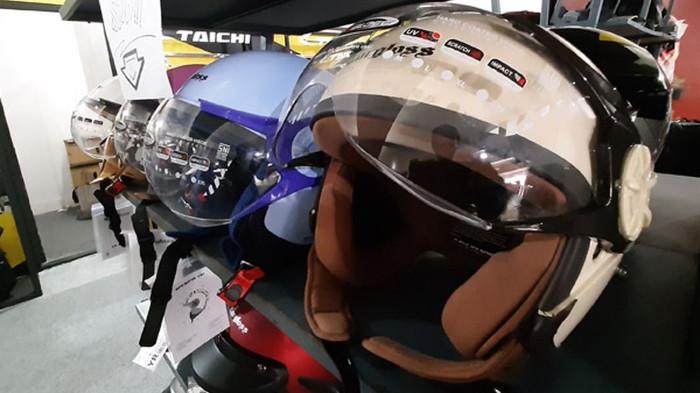 Ilustrasi memilih helm dengan ukuran yang pas. (kompas.com)