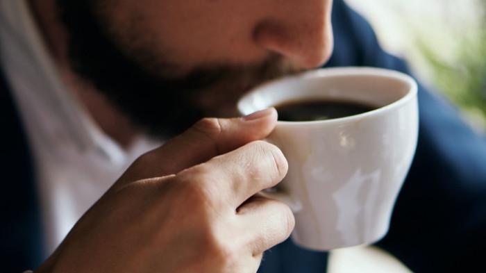 Ilustrasi meminum kopi sebelum berkendara. (shutterstock.com)