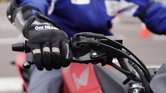 Ilustrasi menarik gas motor kopling. (otosia.com)