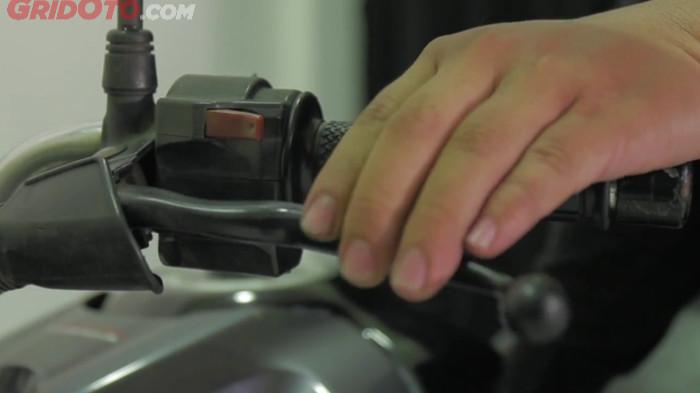 Ilustrasi menarik tuas kopling motor. (gridoto.com)