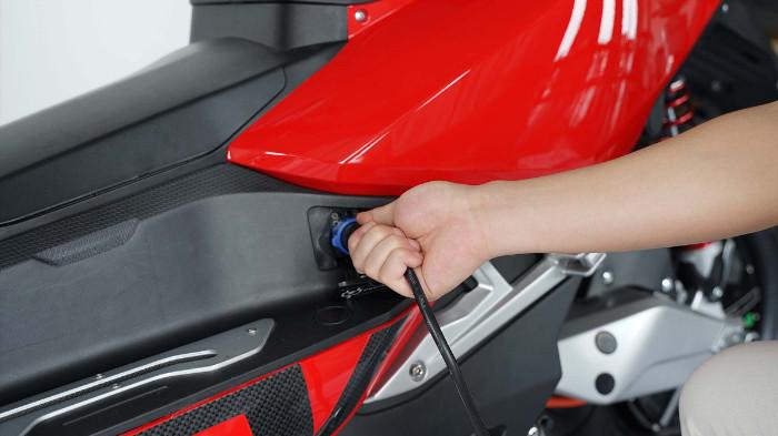 Ilustrasi mencharger motor listrik. (unitedmotor.co.id)