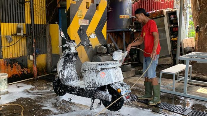 Ilustrasi mencuci motor listrik menggunakan sabun khusus supaya tidak merusak lapisan cat. (kompas.com)