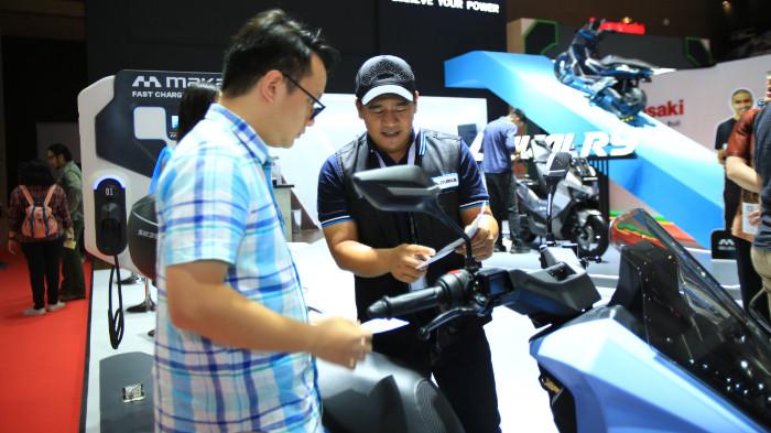 Ilustrasi mengecek fisik dan bodi motor listrik. (maka-motors.com)