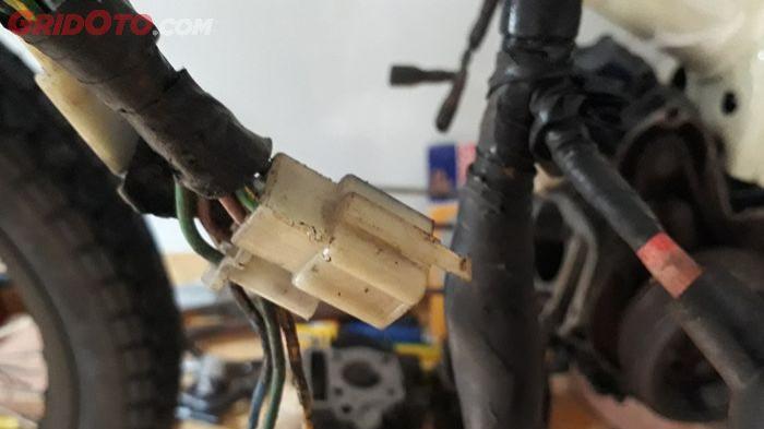 Ilustrasi mengecek kabel motor setelah terendam banjir. (gridoto.com)