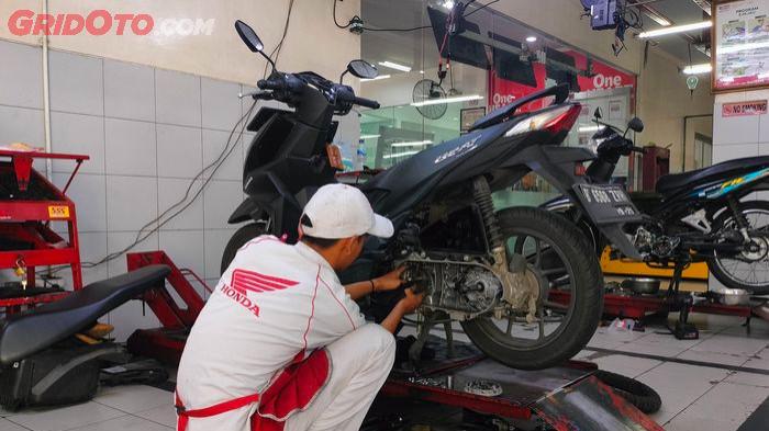 Ilustrasi mengecek komponen motor matic pada bengkel resmi. (gridoto.com)