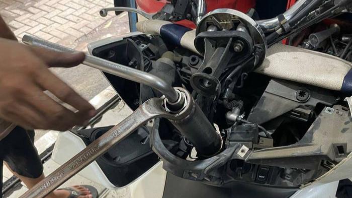 Ilustrasi mengecek komstir motor. (gridoto.com)