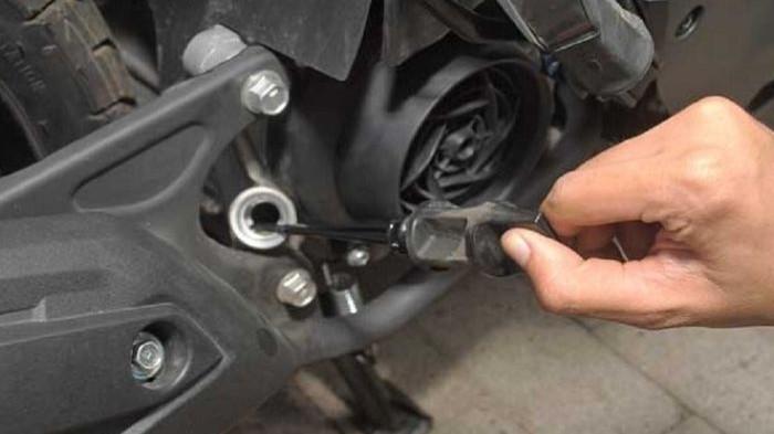 Ilustrasi mengecek oli mesin pada motor. (gridoto.com)