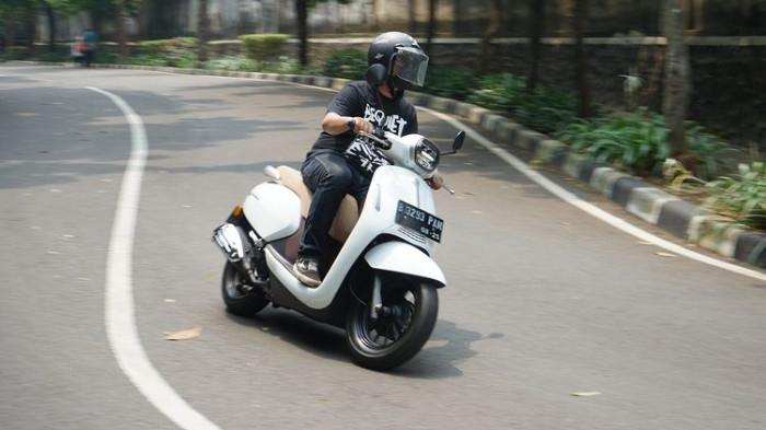 Ilustrasi mengegas di tengah turunan. (kompas.com)