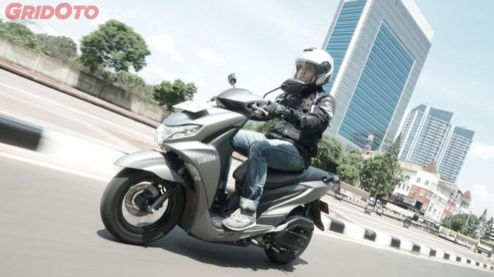 Ilustrasi mengendarai motor dengan lancar tanpa ada masalah akselerasi yang lemot. (gridoto.com)