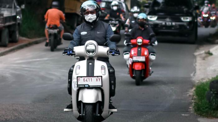 Ilustrasi mengendarai motor dengan menjaga jarak antar kendaraan. (yamahadeta.co.id)