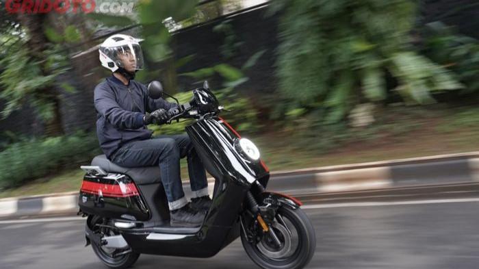 Ilustrasi mengendarai motor listrik. (gridoto.com)