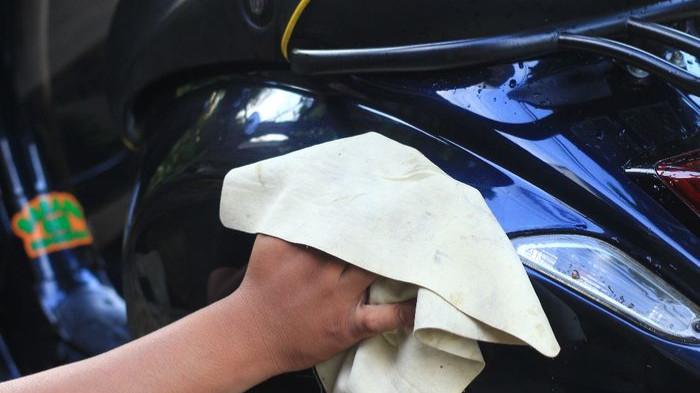 Ilustrasi mengerinngkan motor menggunakan lap microfiber