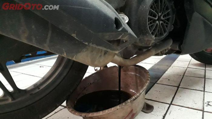 Ilustrasi mengganti oli motor. (gridoto.com)