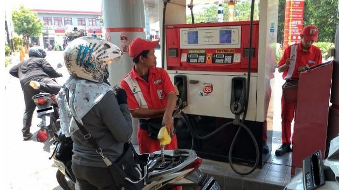 Ilustrasi mengisi BBM di SPBU, motor yang terlalu sering membawa beban berat akan lebih boros. (gridoto.com)