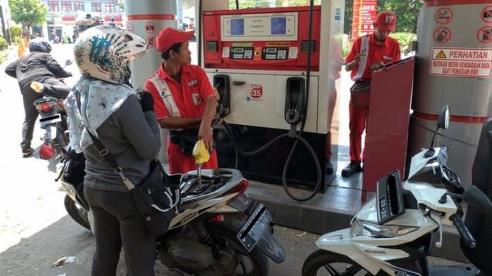 Ilustrasi mengisi BBM pada motor. (gridoto.com)