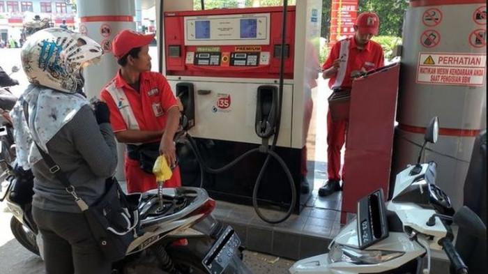 Ilustrasi mengisi bahan bakar pada motor. (gridoto.com)