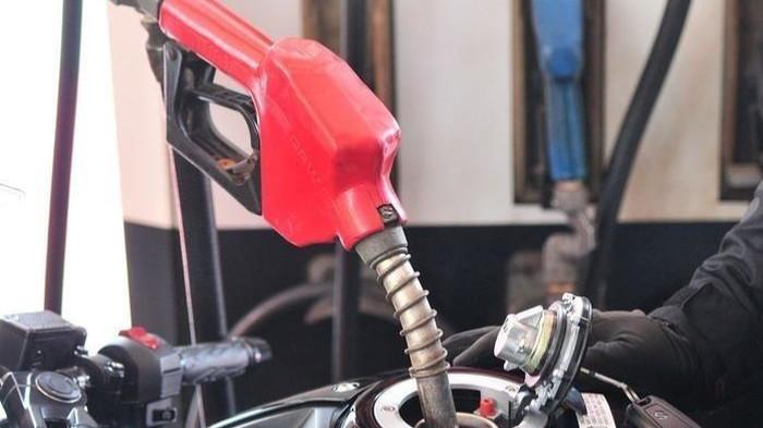Ilustrasi mengisi bensin di SPBU
