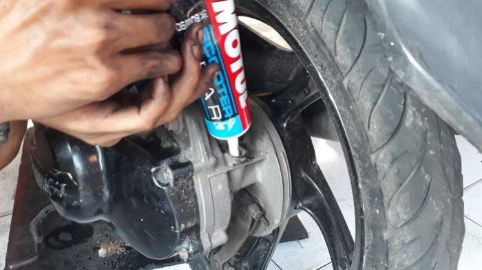 Ilustrasi mengisi oli gardan. (gridoto.com)