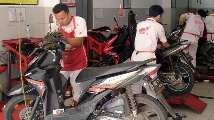 Ilustrasi menservis motor honda di bengkel resmi AHHAS. (hondadutamotor.com)