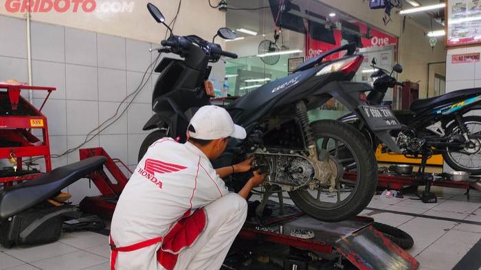 Ilustrasi menservis motor matic honda di bengkel resmi AHHAS. (gridoto.com)