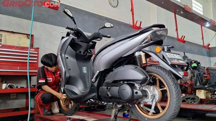Ilustrasi merawat motor di bengkel resmi yamaha. (gridoto.com)