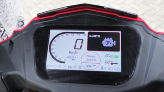 Ilustrasi mesin motor listrik yang masih menyala, sebelum mencuci motor matikan mesin terlebih dahulu. (gridoto.com)