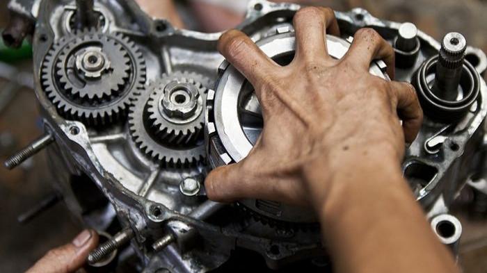 Ilustrasi mesin motor yang sedang dibongkar. (shutterstock.com)