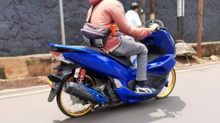 Ilustrasi modifikasi ban motor terlalu kecil. (kompas.com)