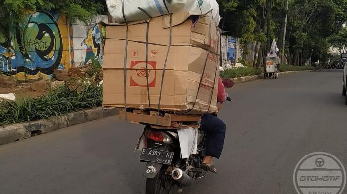 Ilustrasi motor membawa beban berlebihan. (kompas.com)