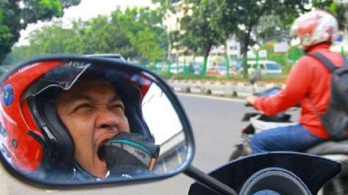 Ilustrasi orang mengantuk di saat berkendara motor.