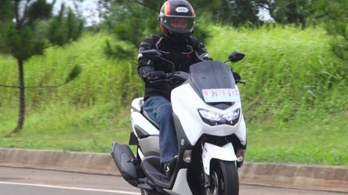 Ilustrasi pengendara motor yang mengurangi kecepatan. (gridoto.com)