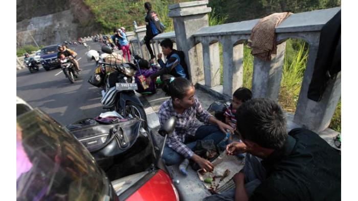 Ilustrasi pengendara yang beristirahat di pinggir jalan. (tribunnews.com)