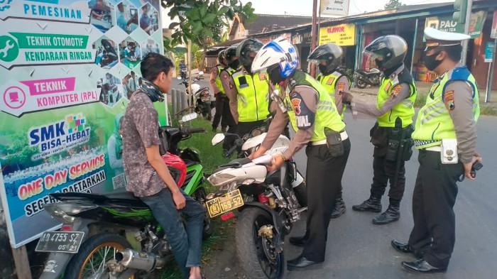 Ilustrasi petugas kepolisian menindak pemilik kendaraan yang menggunakan knalpot racing. (kompas.com)