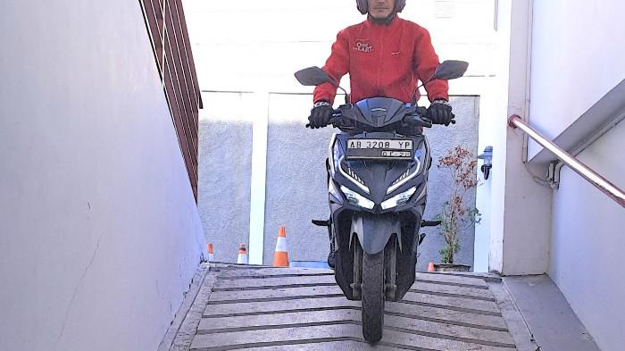 Ilustrasi posisi badan condong ke belakang saat melewati turunan. (hondaistimewa.com)