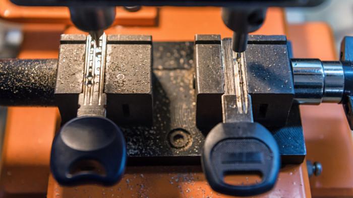 Ilustrasi proses menduplikat kunci menggunakan alat. (istockphoto.com)