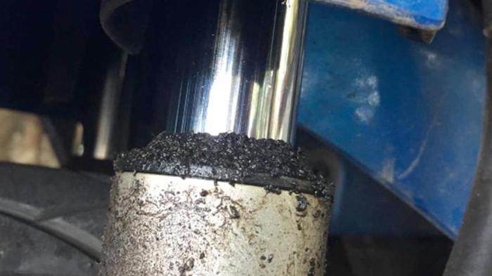 Ilustrasi shock depan motor yang bocor akibat membawa beban berlebihan. (hondacengkareng.com)