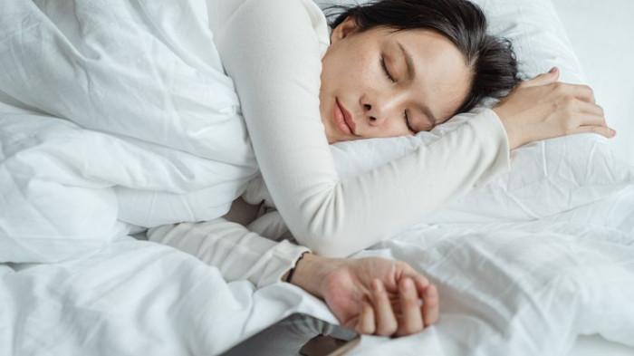 Ilustrasi tidur yang cukup sebelum berkendara. (pexels.com)