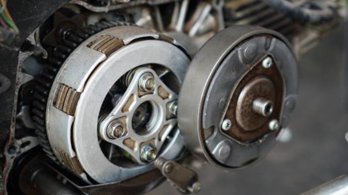 7 Cara Sederhana Merawat Kampas Kopling Motor agar Tetap Awet