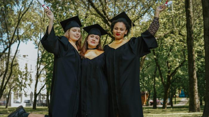 Ilustasi memastikan portofolio dan ulasan dari hasil klien sebelumnya jasa fotografer. (pexels.com) 