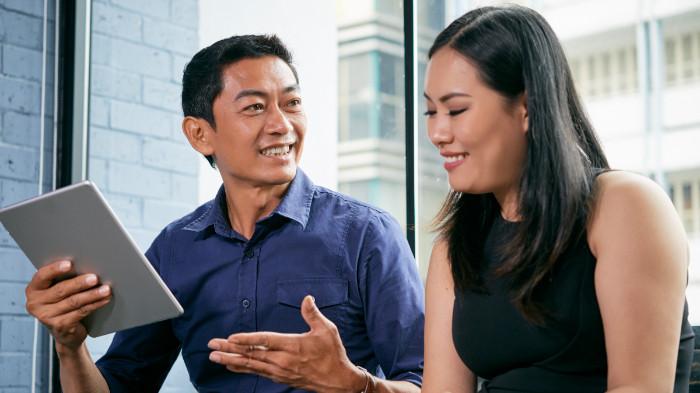 Ilustrasi dikusi antar arsitek dan klien. (freepik.com)