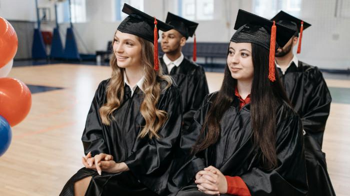 Ilustrasi foto wisuda yang sesuai dengan gaya dan image anda. (pexels.com)