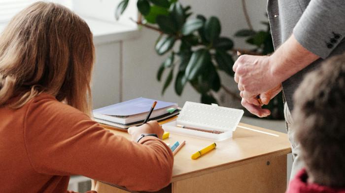 Ilustrasi guru fokus penuh dan personalisasi mengajarkan bahasa inggris sesuai kebutuhan peserta didik. (pexels.com)