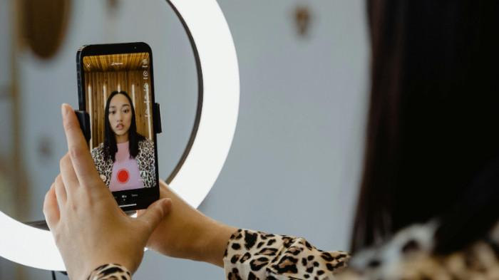 Ilustrasi keterlibatan langsung antara host live dengan konsumen dalam menawarkan produk. (pexels.com)