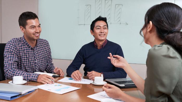 Ilustrasi kontrak kerja arsitek dan klien. (freepik.com)