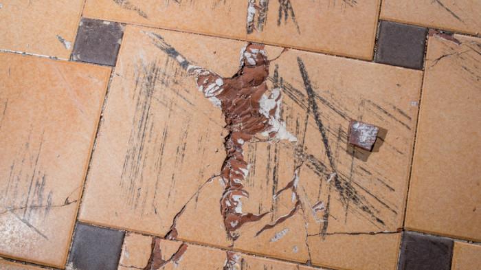 Ilustrasi kualitas pemasangan keramik yang kurang menyebabkan keramik cepat rusak. (pexels.com)